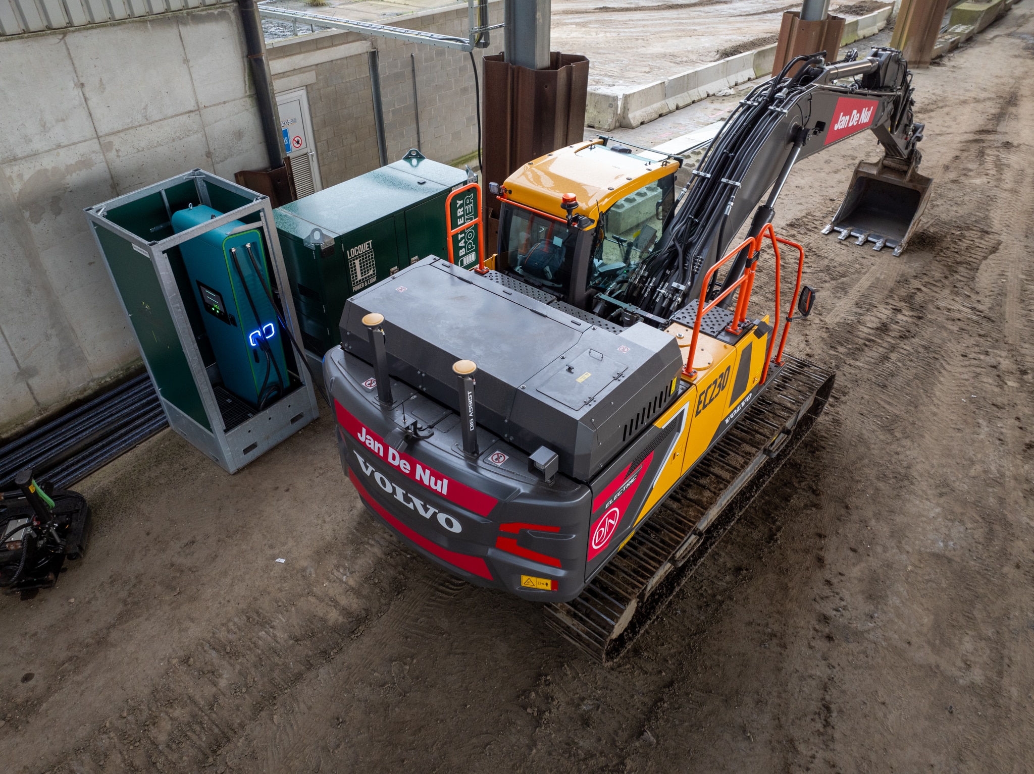 Elektrische graafmachine op de bouwplaats in Hulsdonk, gefotografeerd op 14 oktober 2024.
