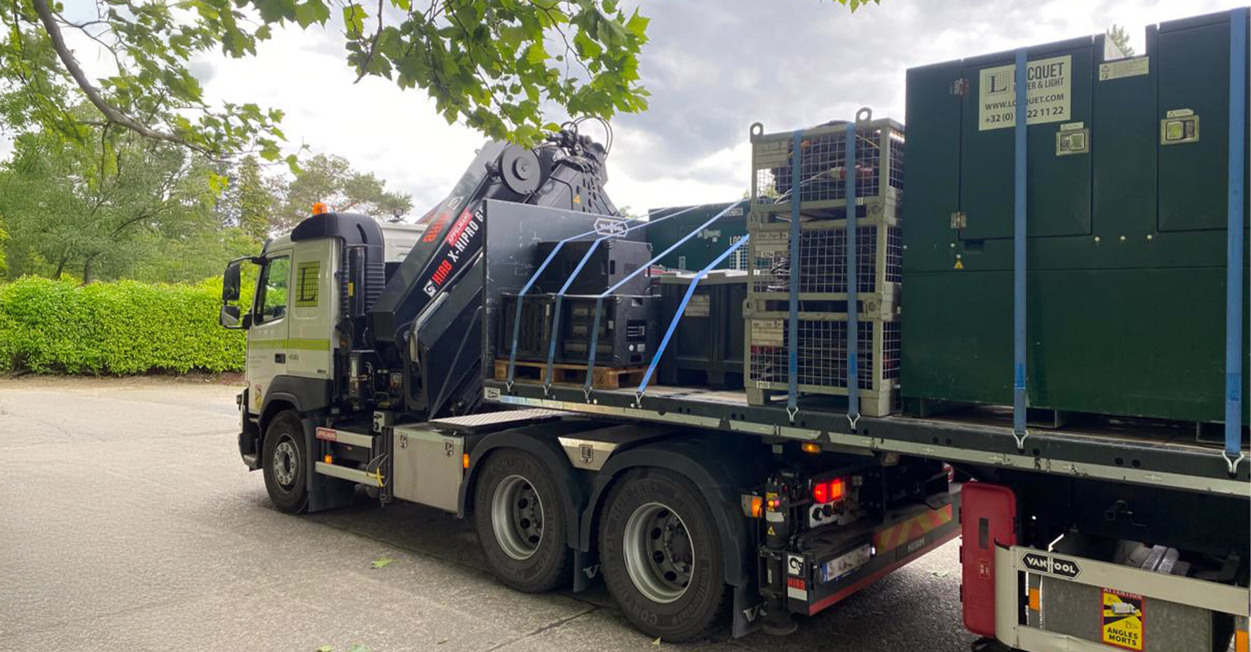 Visueel overzicht van accessoires, waaronder kabels en stekkers, gericht op technische ondersteuning.