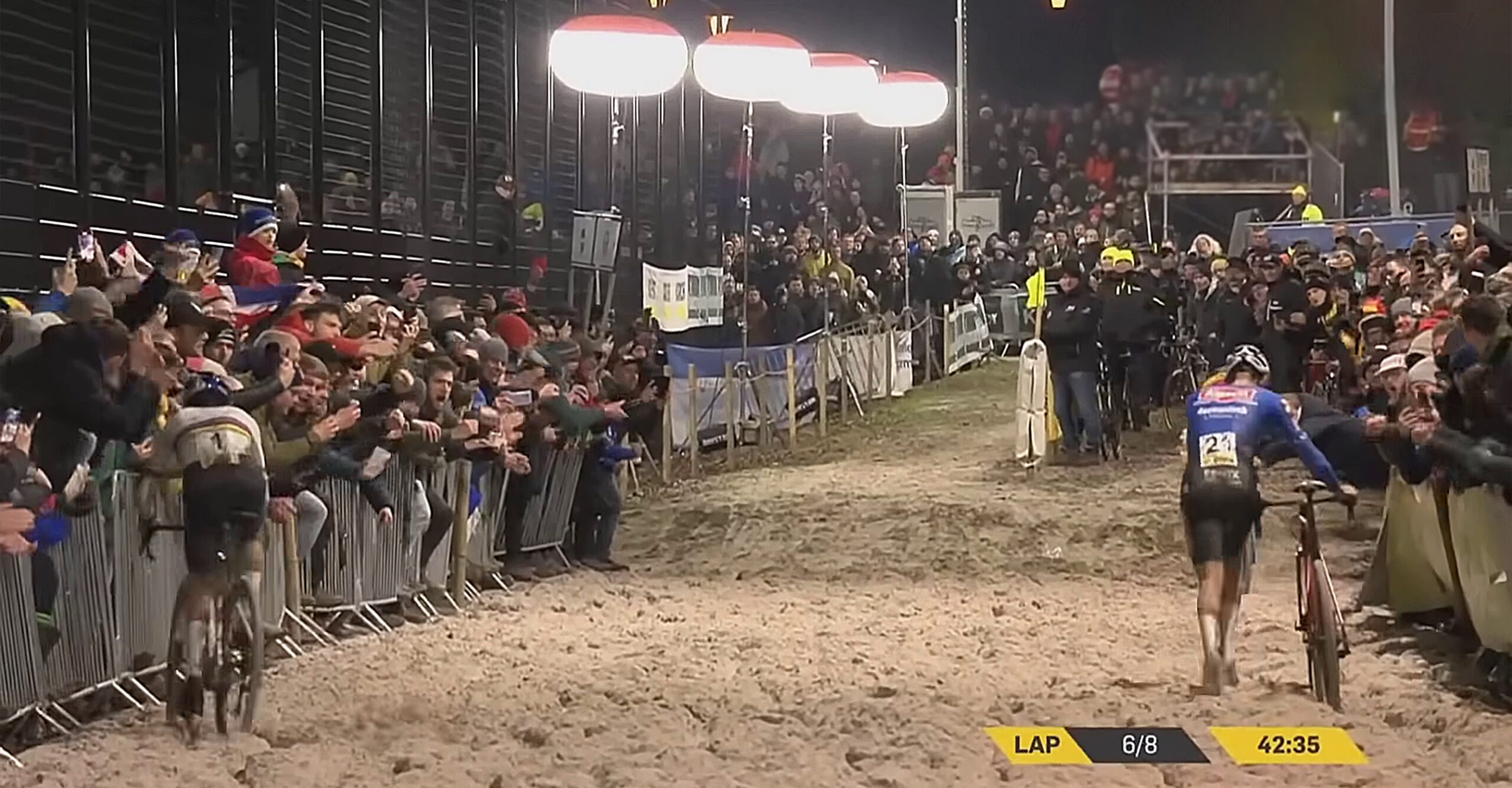 Industriële verlichtingsoplossingen in een professionele setting, met focus op helderheid.